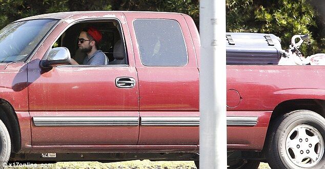 Паттинсон забрал свои вещи и собак из дома Стюарт