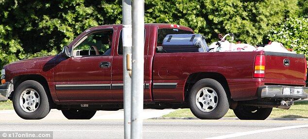 Паттинсон забрал свои вещи и собак из дома Стюарт