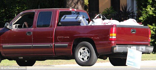 Паттинсон забрал свои вещи и собак из дома Стюарт