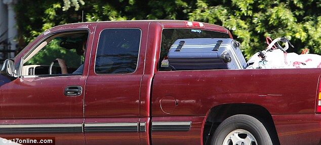 Паттинсон забрал свои вещи и собак из дома Стюарт