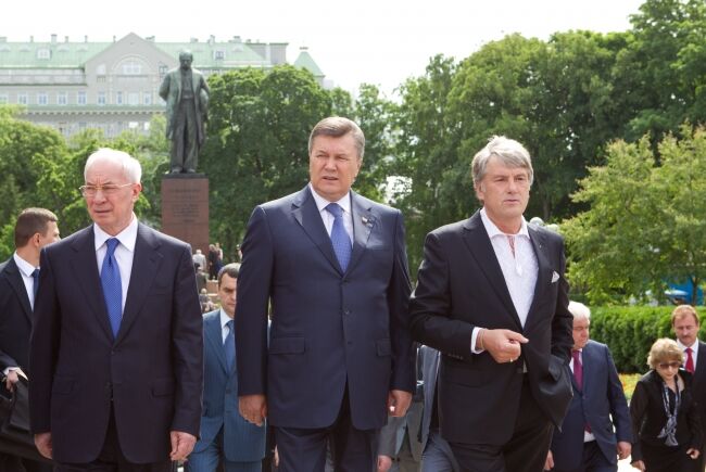 Президенты Украины возложили цветы к памятнику Шевченко
