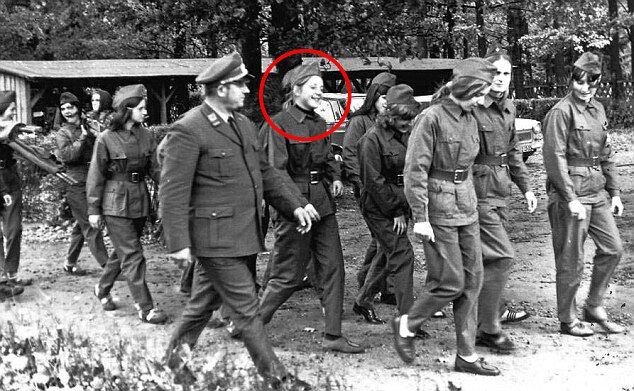 Из-за фото в военной форме Меркель обвинили в связях с коммунистами