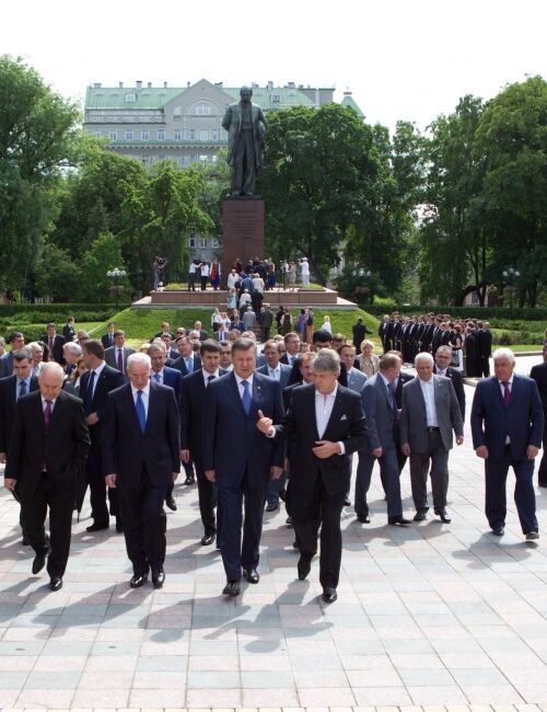 Президенти України поклали квіти до пам'ятника Шевченку