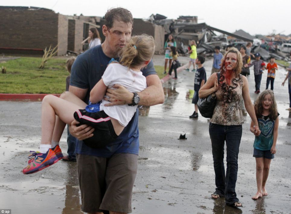 Во время торнадо в США учителя закрывали детей собой