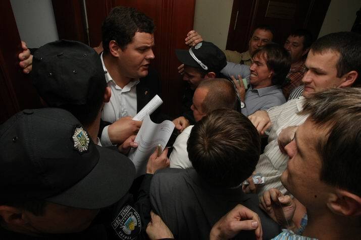 Двери Киевсовета поломала госохрана - "Свобода"