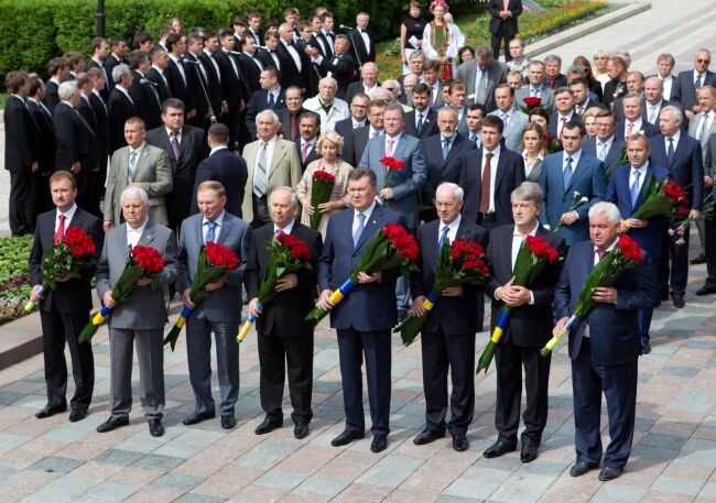 Президенти України поклали квіти до пам'ятника Шевченку