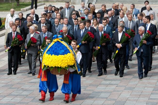 Президенти України поклали квіти до пам'ятника Шевченку