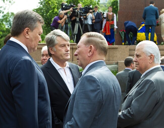 Президенты Украины возложили цветы к памятнику Шевченко
