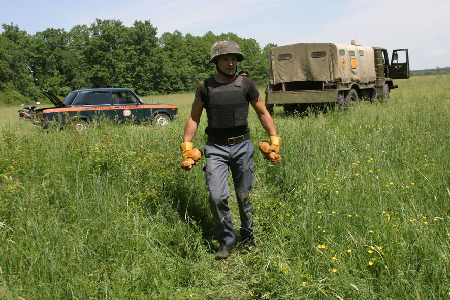 На Полтавщині чоловік садив дерево, а знайшов 100 боєприпасів