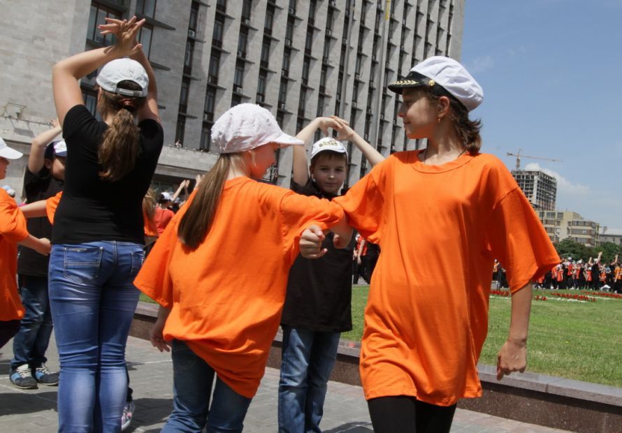 В центре Донецка 1600 человек танцевали кадриль