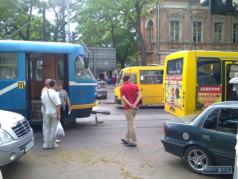 В Одессе трамвай въехал в маршрутку: есть раненые