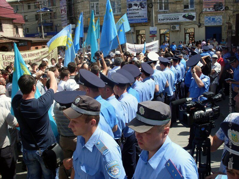 Около 2 тыс. крымских татар требовали выгнать генконсула России