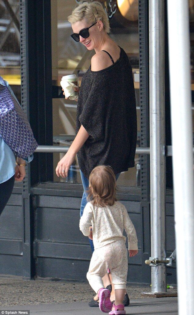 Энн Хэтэуэй притягивает детей