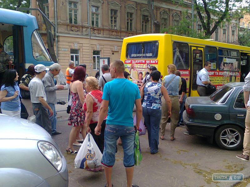 В Одессе трамвай въехал в маршрутку: есть раненые