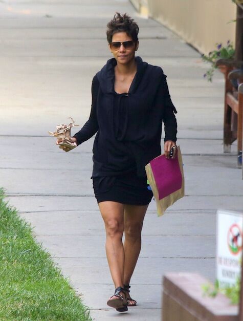 Холли Берри собирает поделки дочери 