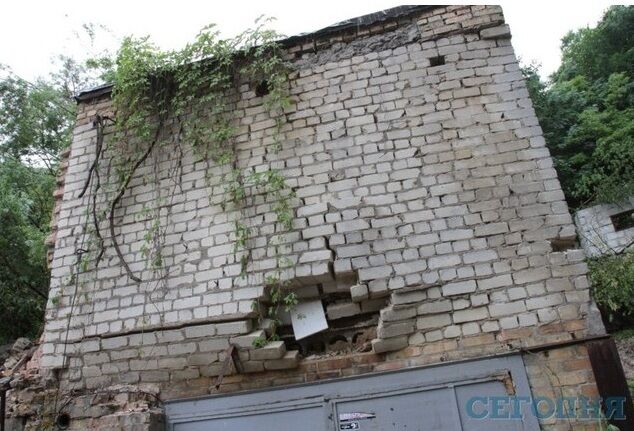 Оползень в Киеве разрушил более десятка гаражей