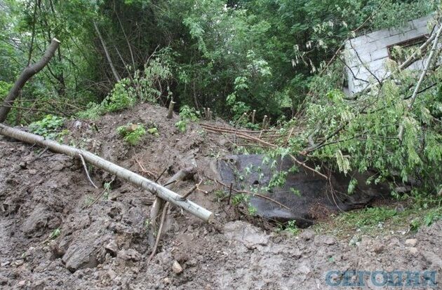 Оползень в Киеве разрушил более десятка гаражей