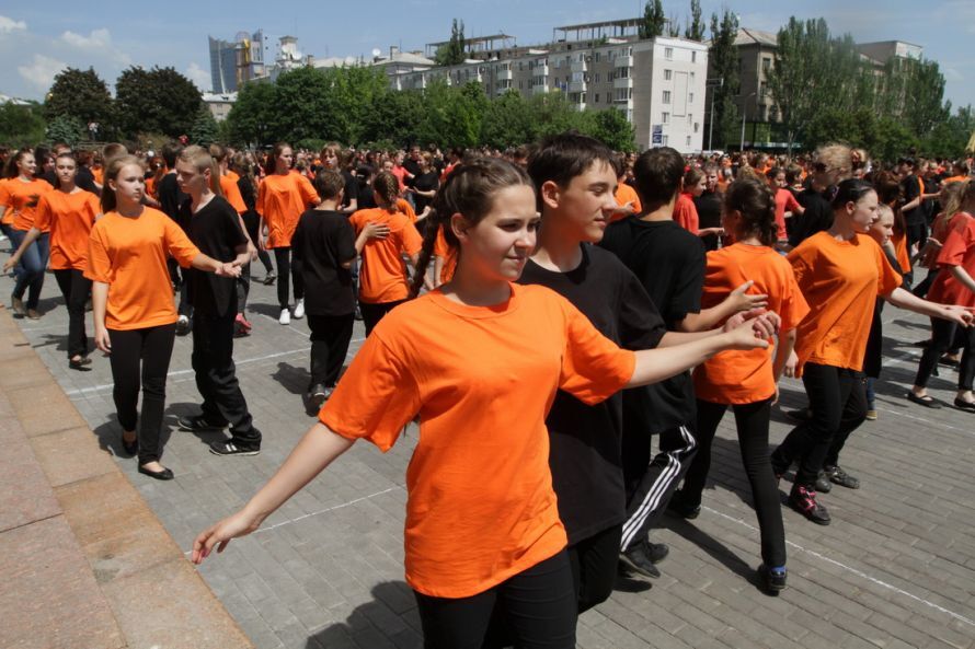 В центре Донецка 1600 человек танцевали кадриль