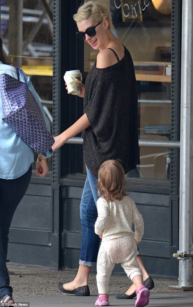 Энн Хэтэуэй притягивает детей