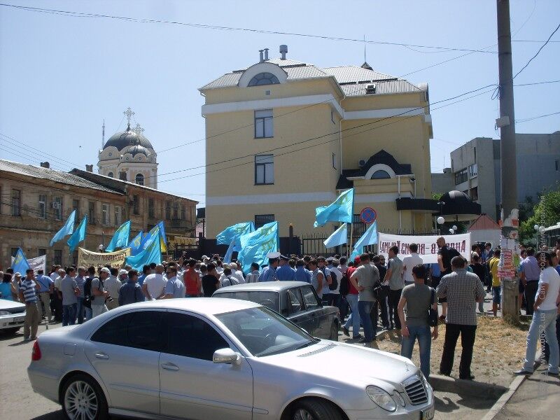 Около 2 тыс. крымских татар требовали выгнать генконсула России