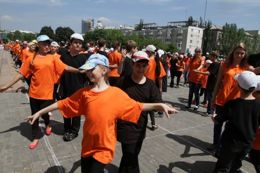 У центрі Донецька 1600 осіб танцювали кадриль