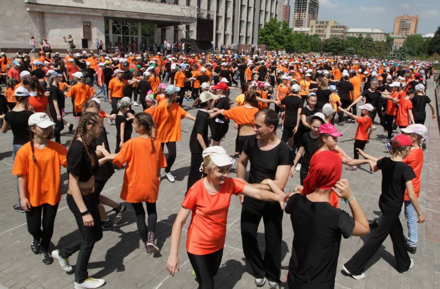У центрі Донецька 1600 осіб танцювали кадриль