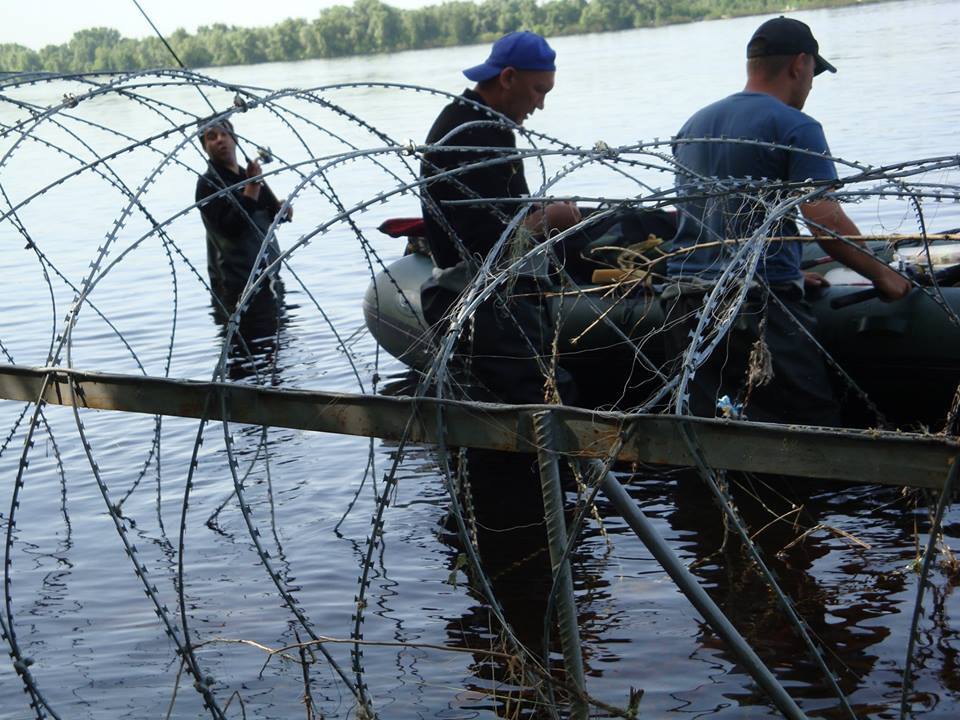 В Киеве часть Днепра оградили колючей проволокой