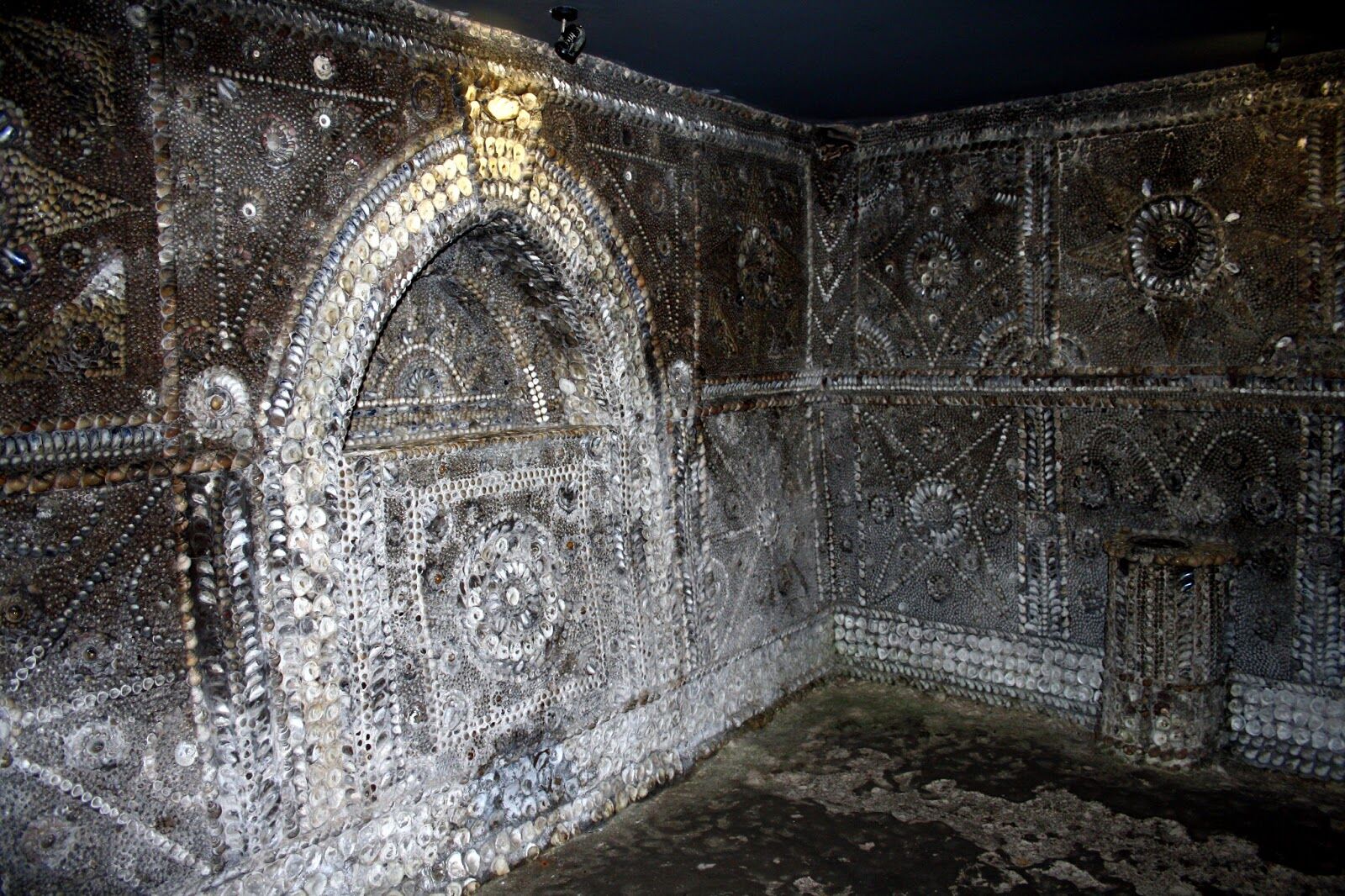 Загадка из глубины веков - грот из ракушек в городе Маргит