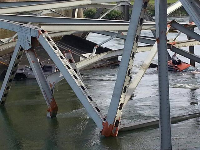 В США рухнул мост с машинами и людьми