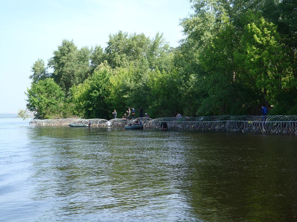 В Киеве часть Днепра оградили колючей проволокой