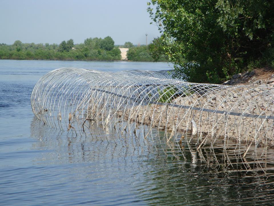 В Киеве часть Днепра оградили колючей проволокой