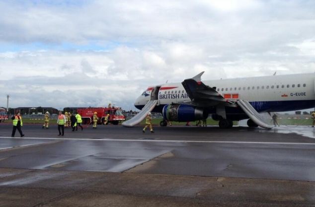 Над Лондоном загорелся самолет