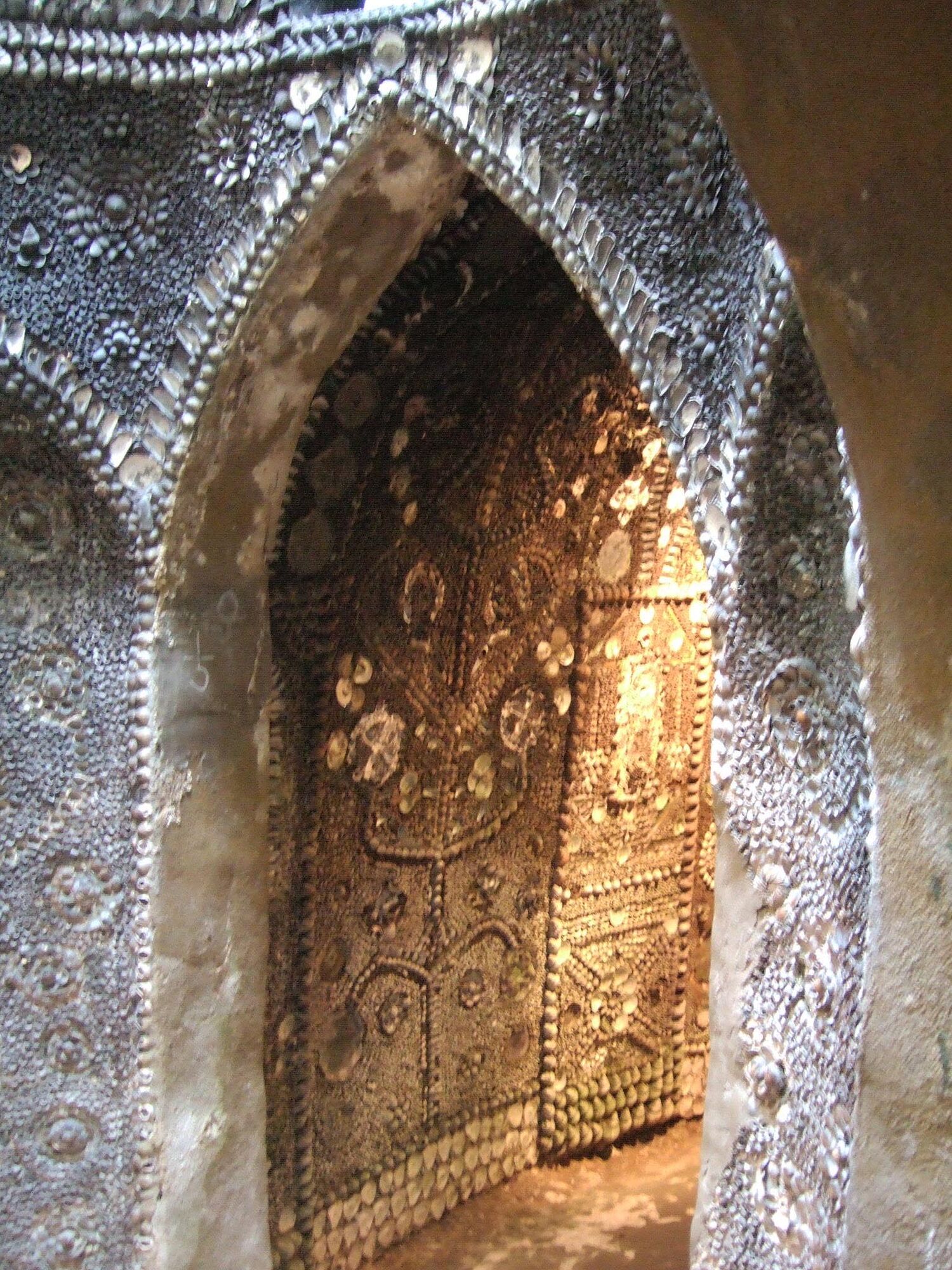 Загадка из глубины веков - грот из ракушек в городе Маргит