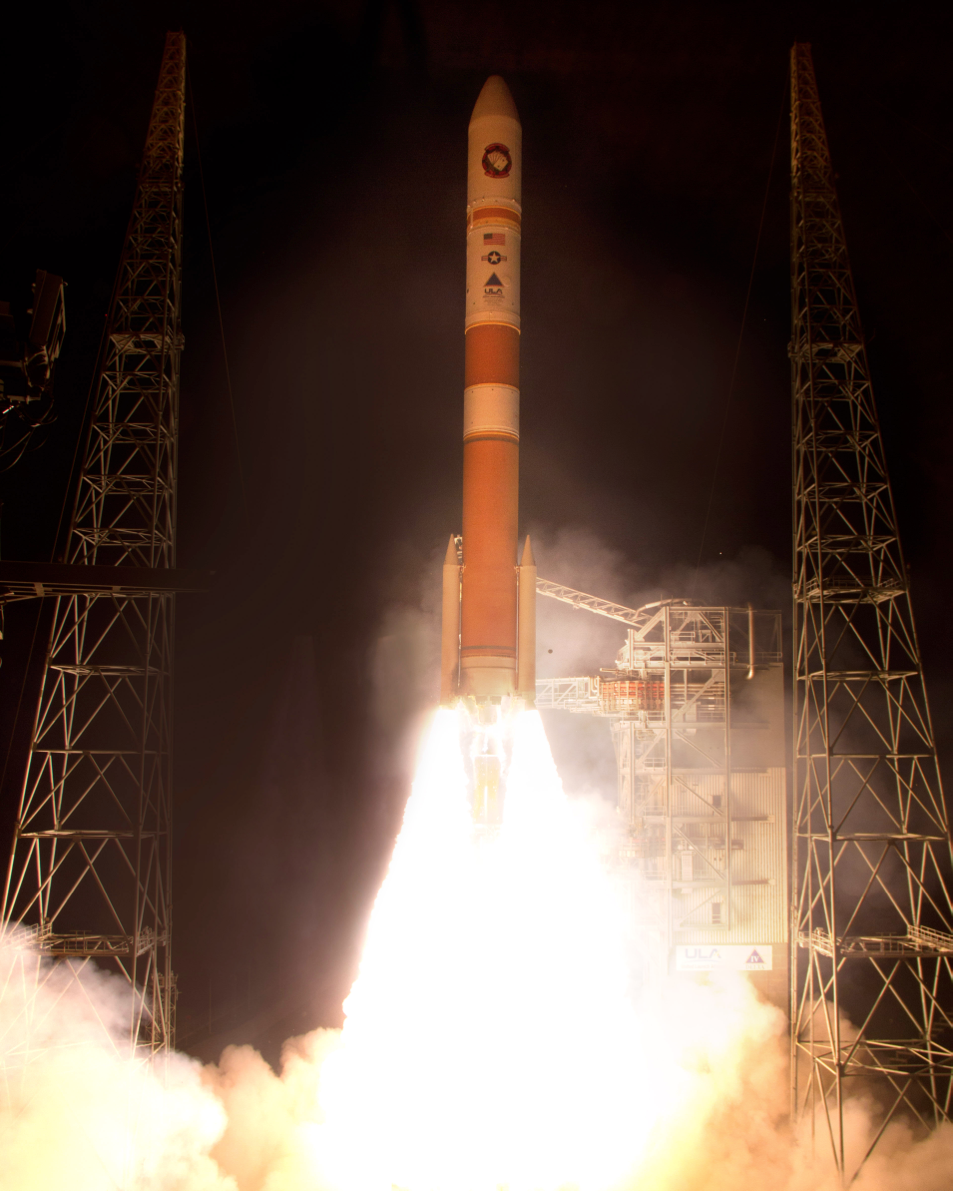 США запустили ракету с военным спутником