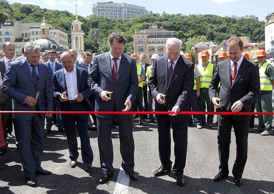 Азаров открыл движение по эстакаде на Почтовой площади