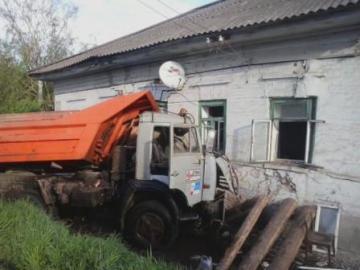 У Росії "КамАЗ" зніс стіну житлового будинку: загинула жінка