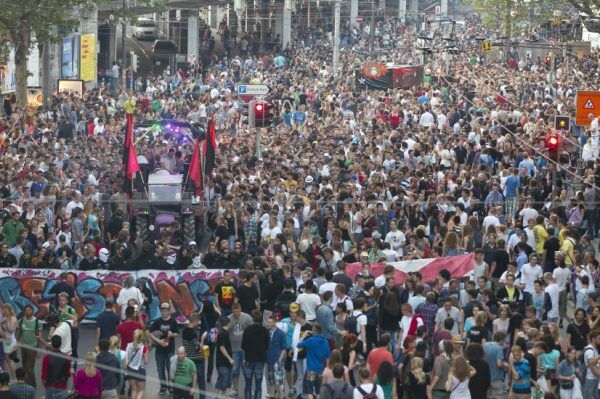 В Швейцарии техно-парад завершился беспорядками