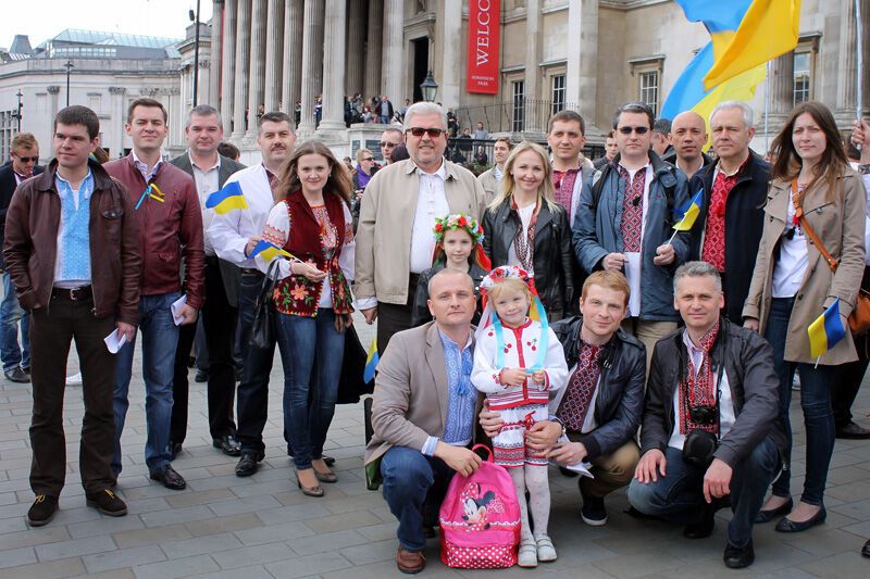 Украинцы устроили "мегамарш" вышиванок в центре Лондона