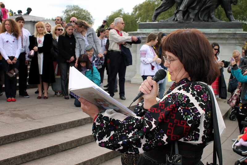 Украинцы устроили "мегамарш" вышиванок в центре Лондона