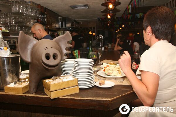 Самая известная свинка Киева устроила вечеринку. Фото