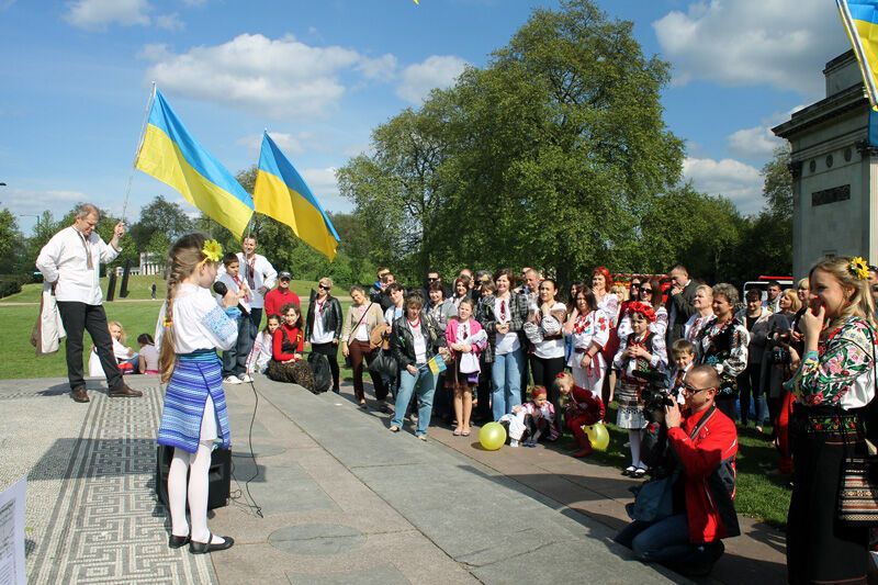 Украинцы устроили "мегамарш" вышиванок в центре Лондона