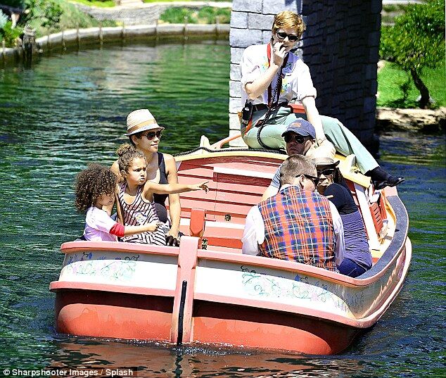 Холли Берри запретили кататься на американских горках