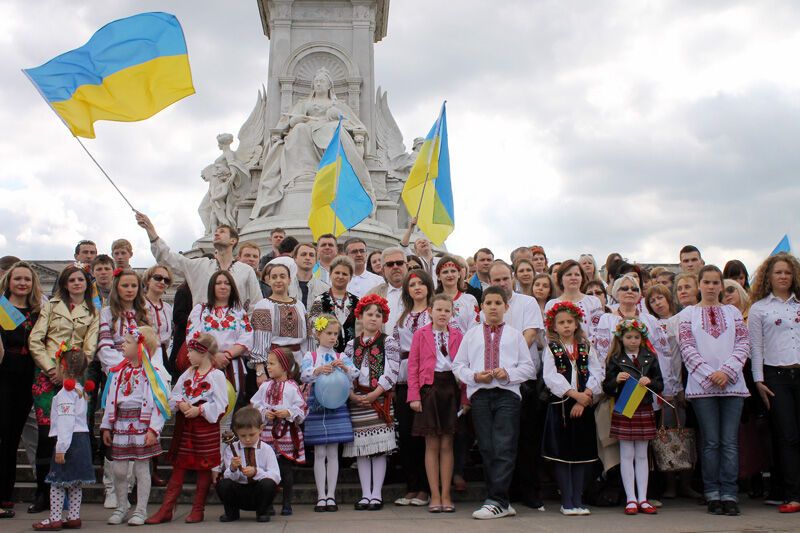 Украинцы устроили "мегамарш" вышиванок в центре Лондона