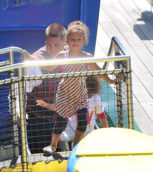 Холли Берри запретили кататься на американских горках