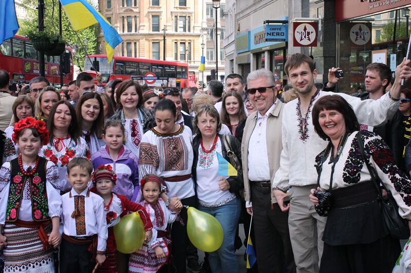 Українці влаштували "мегамарш" вишиванок у центрі Лондона