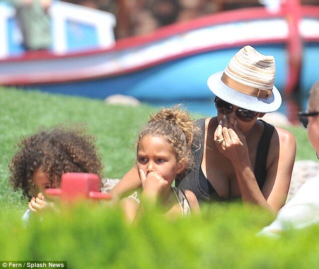 Холли Берри запретили кататься на американских горках