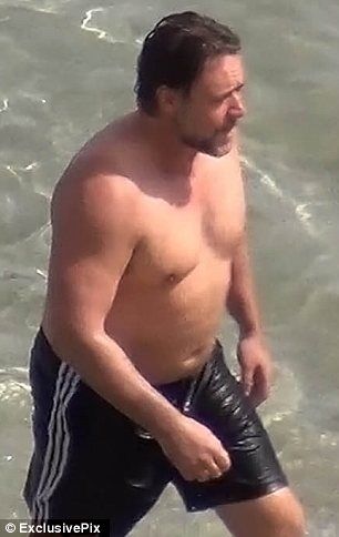 Пузатый Рассел Кроу открыл пляжный сезон с девушками в бикини
