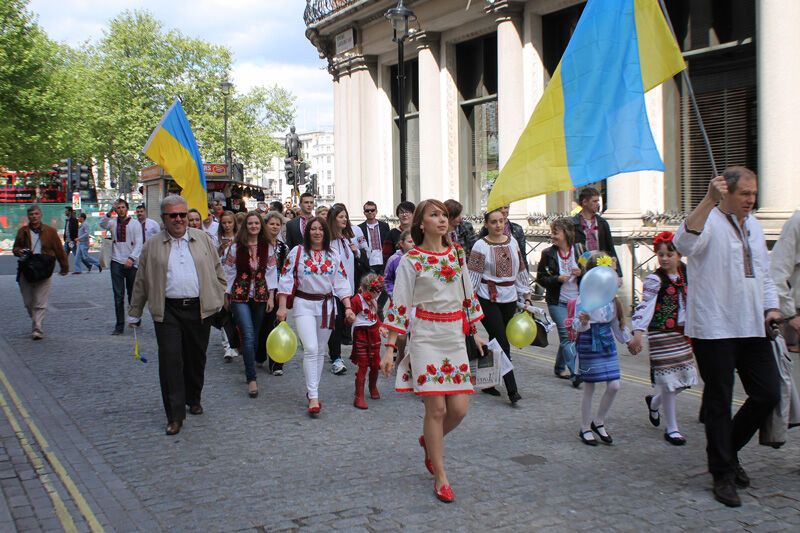 Украинцы устроили "мегамарш" вышиванок в центре Лондона