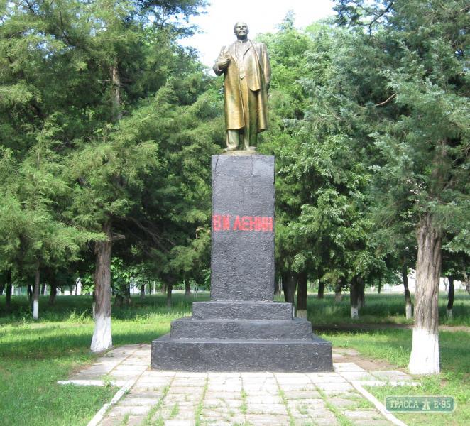 Реставратори пам'ятника Леніну зробили 2 помилки в його імені