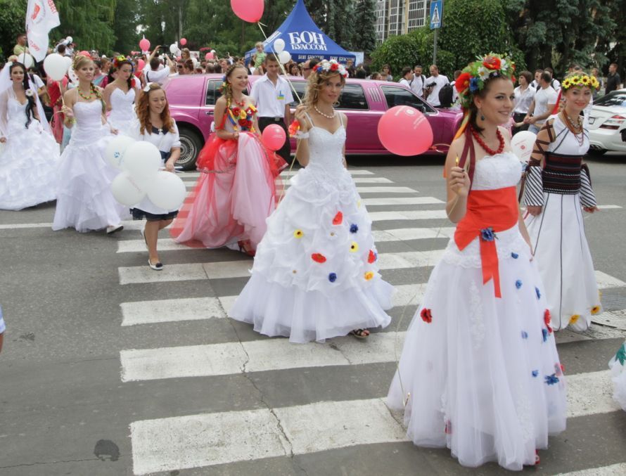 В Донецке прошел парад невест